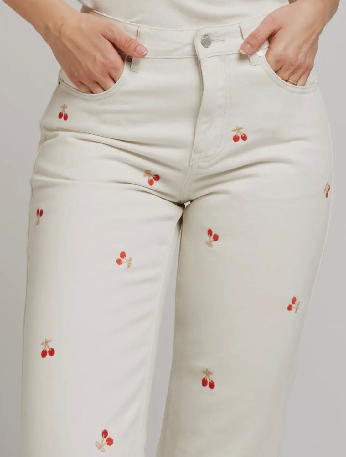 Denim cerezas bordadas