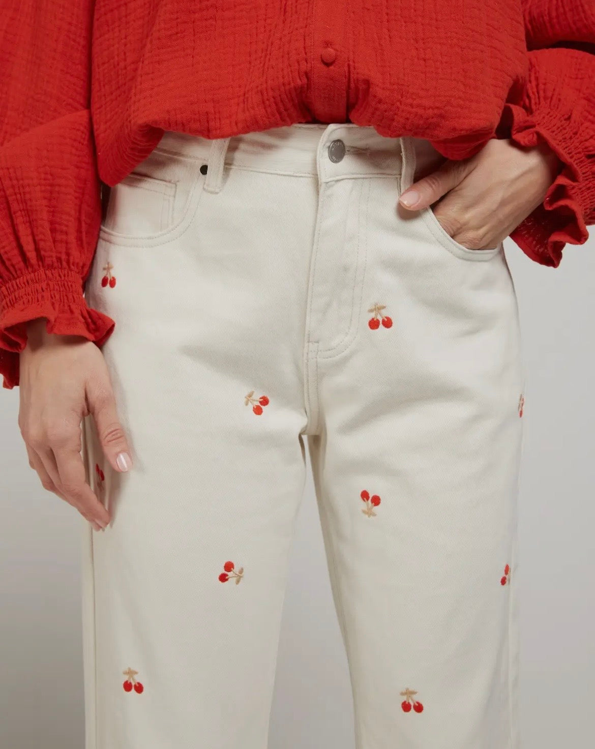 Denim cerezas bordadas