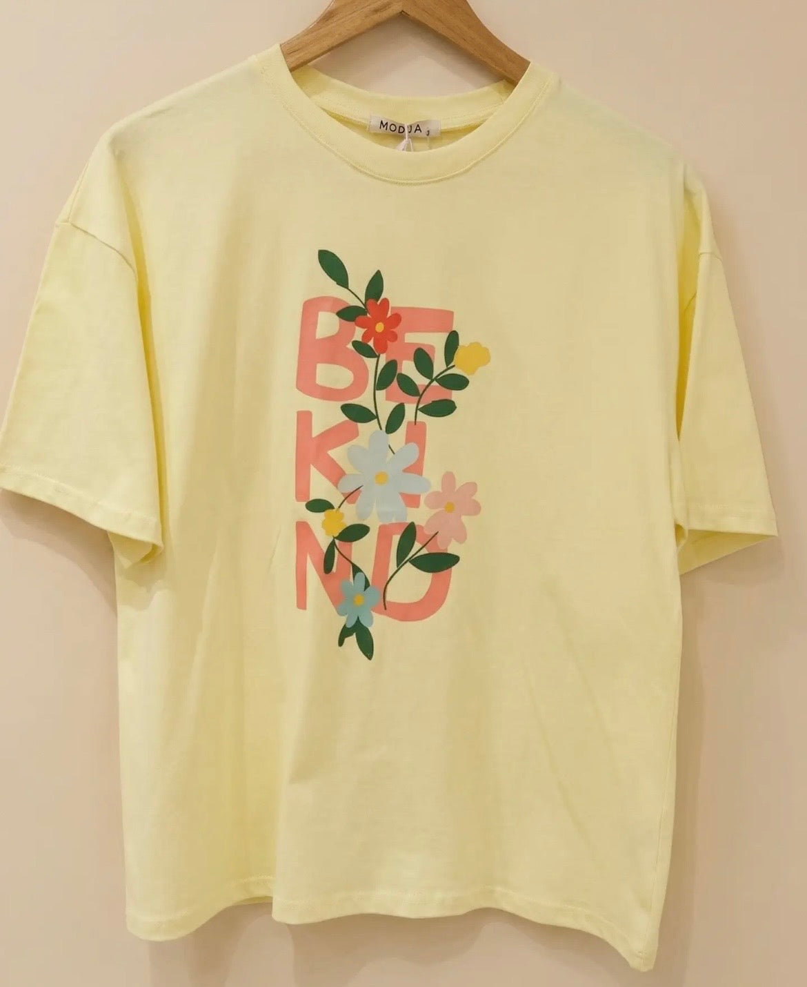 Camiseta modelo “Se amable”