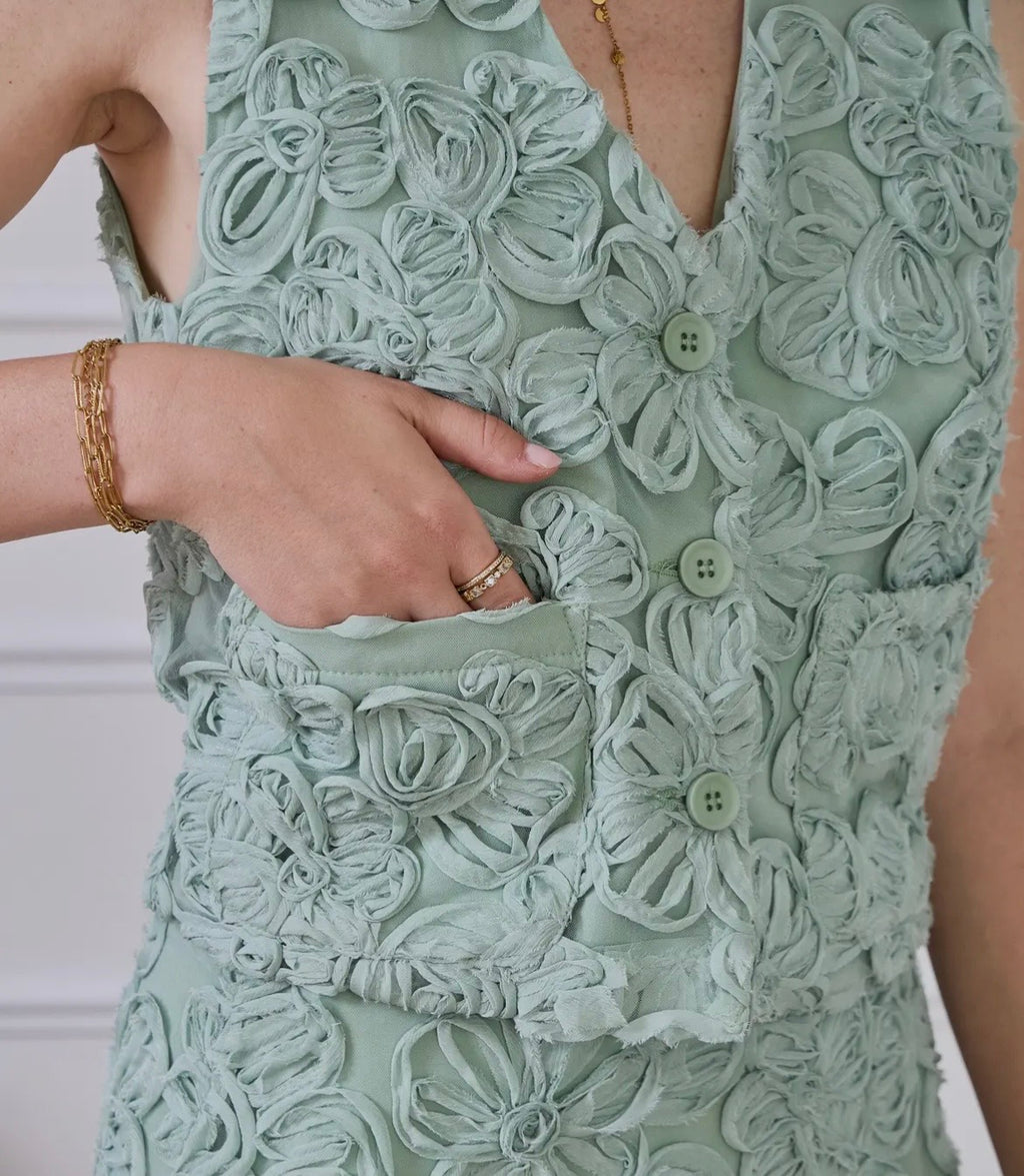 Top sin manga bordado floral