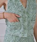 Top sin manga bordado floral