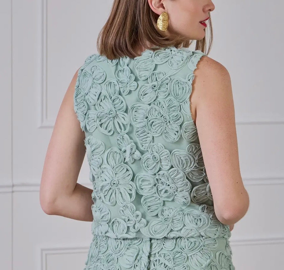 Top sin manga bordado floral