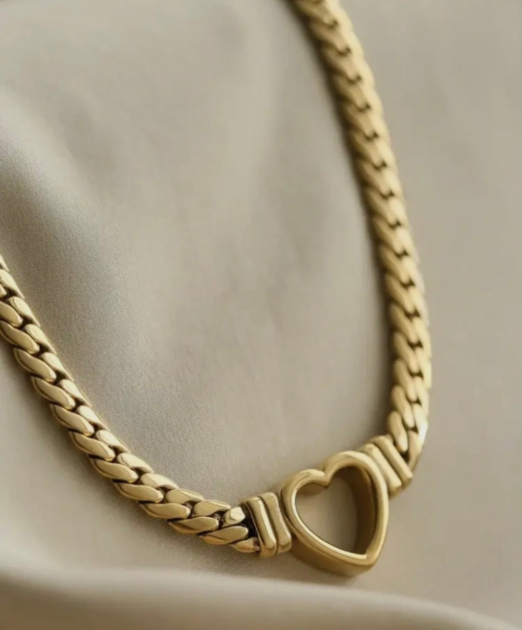 Collar modelo Amo